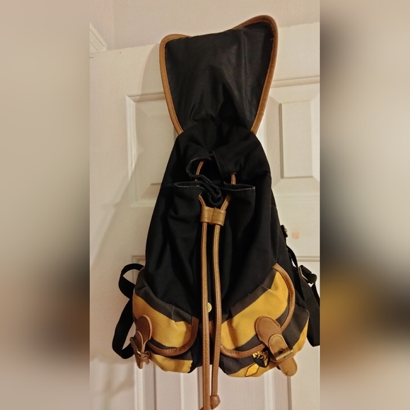 This Harry Potter Hufflepuff Varsity Backpack in black, tan, and gold is a must- - Picture 4 of 7